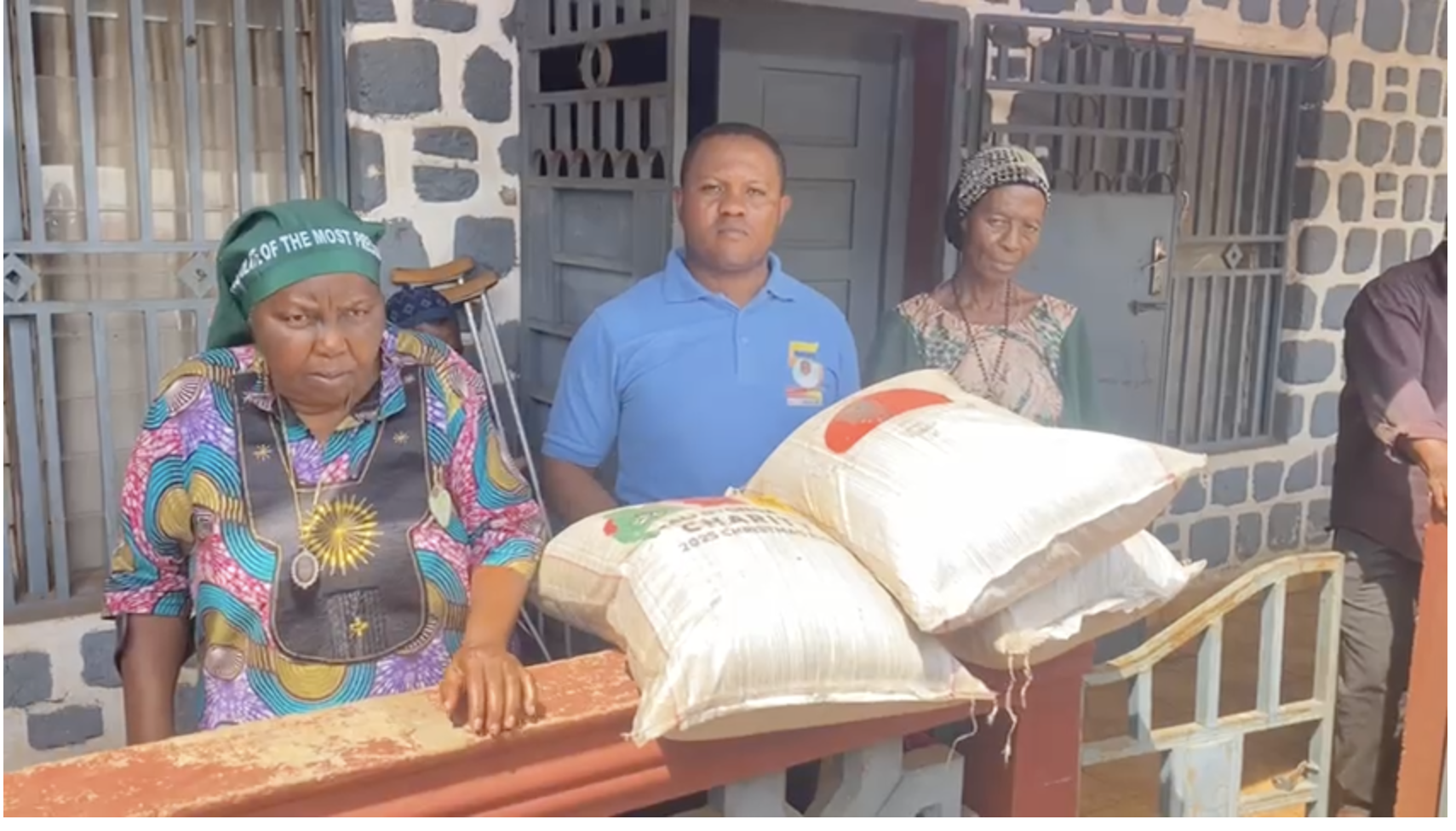 Volunteers distributing food aid